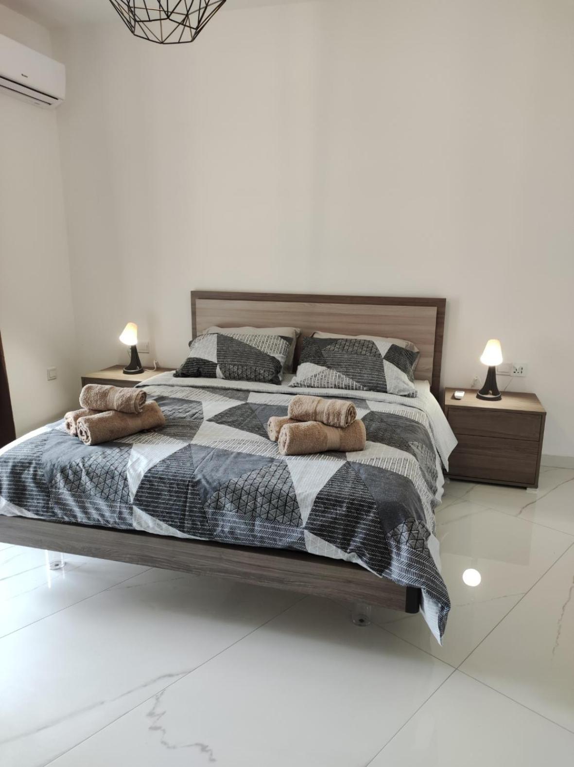 Il-girna- Modern Seaside Apartment